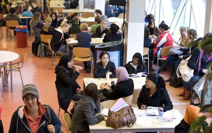 DEN HAAG - Onvoldoendes voor het centraal examen kunnen niet gecompenseerd worden met voldoendes van het schoolexamen, wat staatssecretaris Van Bijsterveldt beteft. Foto ANP