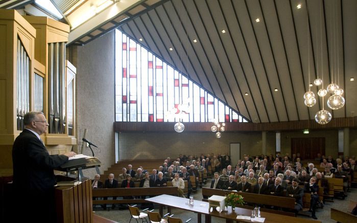 EDE – Prof. dr. W. H. Velema (links achter het spreekgestoelte) sprak zaterdag in Ede tijdens de bondsdag van de Bond van Christelijke Gereformeerde Mannenverenigingen. Thema was ”Zoekt de dingen die boven zijn; geroepen tot heilig leven”. Foto Herman Stö