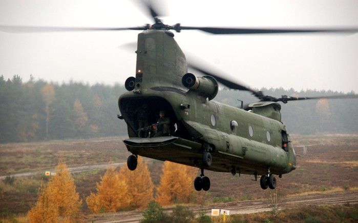 Een Chinook vliegt over het Duitse oefenterrein bij Bergen Hohne. De transporthelikopter dropt manschappen van de Luchtmobiele Brigade op de hei. De operatie maakt deel uit van een dertien weken durende oefening van de luchtmacht, waarin wapeninstructeurs