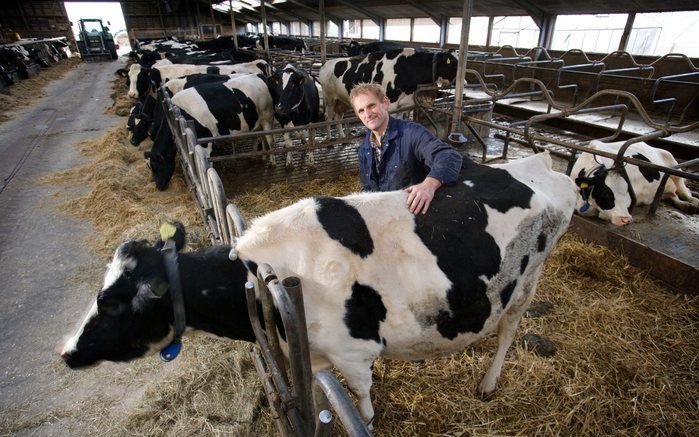 ZEEWOLDE – Jaarlijkse verruiming van het melkquotum, zoals donderdag in Brussel is afgesproken als opmaat naar afschaffing ervan in 2015, ervaren veel boeren als bedreigend. „Meer melk is niet de oplossing, want de prijs daalt slechts. Concurrerend werken