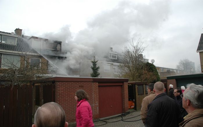 Een brand verwoestte vrijdag een woning in Ridderkerk. Foto's RD