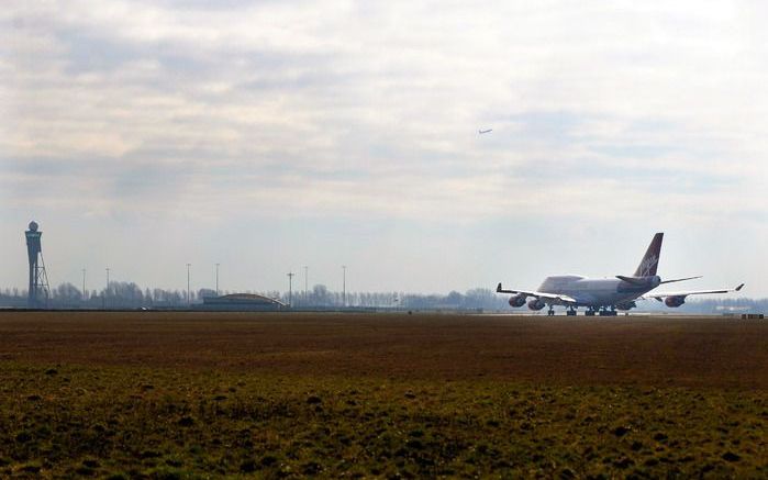 Strengere controles op de nachtelijke start- en landingstijden op Schiphol hebben geleid tot fors minder overtredingen van die tijden. Foto ANP