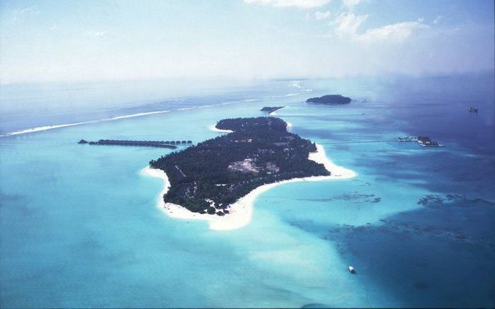 „De onlangs aangetreden president van de Malediven, een laaggelegen eilandenstaat, heeft aangekondigd elders land te willen kopen. Het staatshoofd denkt aan Sri Lanka, India en Australië.” Foto: de Malediven gezien vanuit de lucht. De eilandengroep dreigt