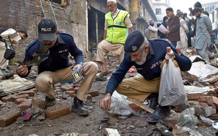 ISLAMABAD - Pakistaanse veiligheidsdiensten hebben maandagmorgen drie mensen aangehouden die te maken zouden hebben met de aanslagen in de Indiase havenstad Bombay eind vorige maand. De verdachten zijn volgens een woordvoerder van de dienst verbonden aan 