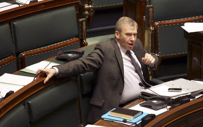 De Belgische premier Yves Leterme houdt voorlopig het vertrouwen van de regeringspartijen. De vicepremiers van de partijen nemen genoegen met zijn uitleg over vermeende bemoeienis met het proces over verkoop van Fortis. Foto EPA