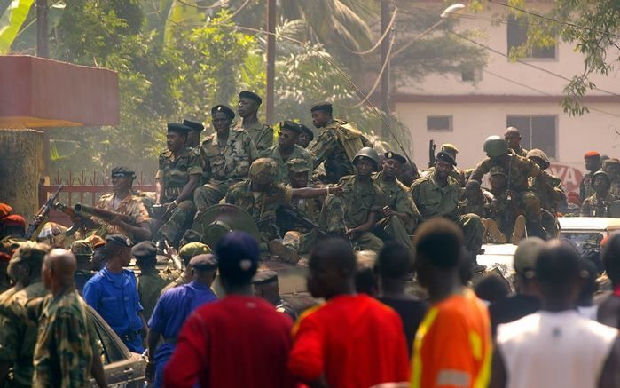 CONAKRY - Militairen patrouilleren dinsdag in de straten van Conakre, de hoofdstad van Guinee. Foto ANP