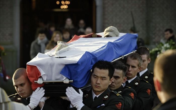 PUIFLIJK - Militairen dragen zaterdagmiddag de kist van sergeant Mark Weijdt uit de kerk na afloop van de uitvaartdienst. Foto ANP