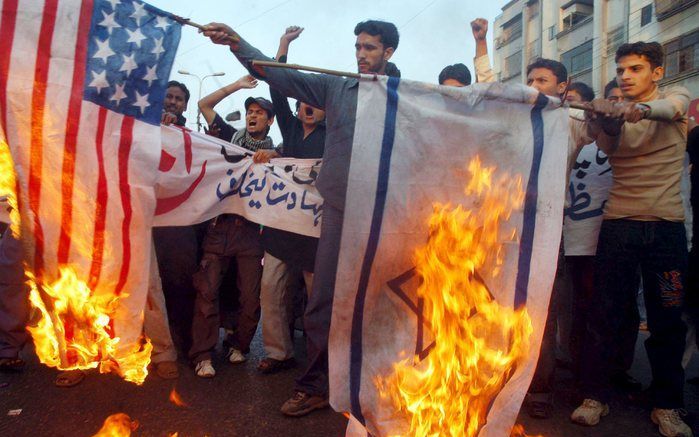 In Pakistan verbranden moslims Amerikaanse en Israelische vlaggen. Foto's EPA