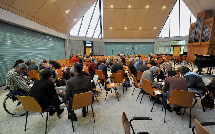 In twaalf Nederlandse steden kwamen zaterdag mensen samen om te bidden: in Haarlem, Sittard, Leeuwarden, Groningen, Zwolle, Apeldoorn, Leiden, Bunnik, Eindhoven, Rotterdam, Utrecht en Ede (foto). In het Edese kerkgebouw De Ark waren dat er een kleine hond