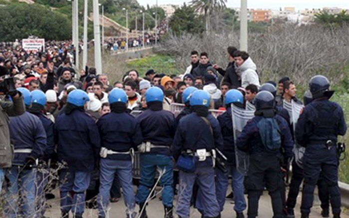 LAMPEDUSA – Honderden Afrikaanse migranten zijn zaterdagmorgen uitgebroken uit het opvangcentrum op het Italiaanse eiland Lampedusa. Ze trokken vervolgens in een protestmars naar het stadhuis en riepen leuzen als „Vrijheid, help ons”. Foto EPA