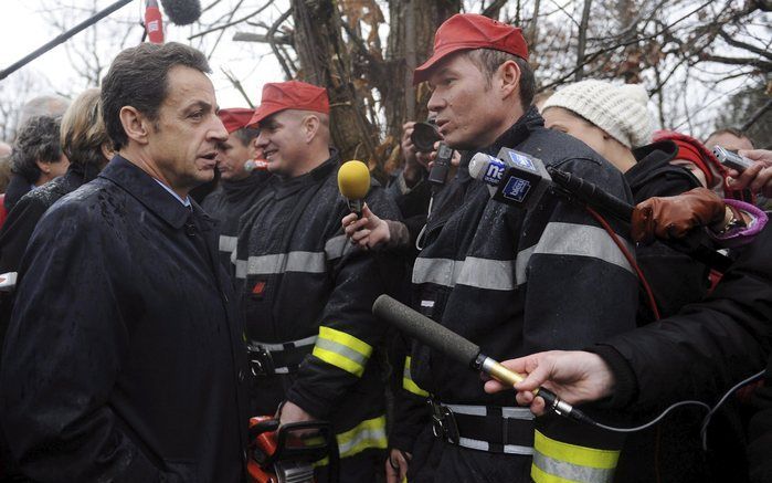 De Franse president Sarkozy bezoekt reddingswerkers in Louens. Foto EPA