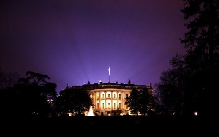 Het is voor sommige medewerkers nog wennen dat ze niet bij Obama worden geroepen, maar dat de president bij hen binnenloopt. Zo kwam Obama bij perschef Robert Gibbs, die juist zijn voeten op het bureau had liggen. Foto EPA