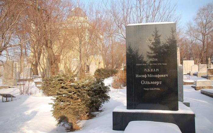 De Joodse begraafplaats in de Chinese stad Harbin. Namen als Salomon, Kiseliov, Rosendal, Gashke, Kaufman en Olmert staan in cyrillisch schrift en in het Hebreeuws gebeiteld in de zerken. Foto’s Karen Meirik