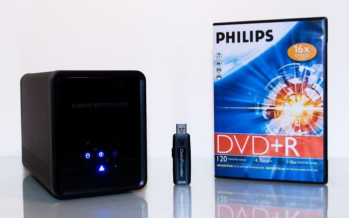 Verschillende back upmedia, maar allemaal hetzelfde doel: spreiden van het verliesrisico. V.l.n.r. NAS, usb stick en beschrijfbare dvd.