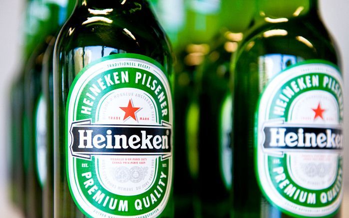 AMSTERDAM – Bierbrouwer Heineken onthoudt zich van het doen van een voorspelling voor 2009. Het concern gaat harder in de kosten snijden en lanceert een nieuw bezuinigingsprogramma. Foto ANP