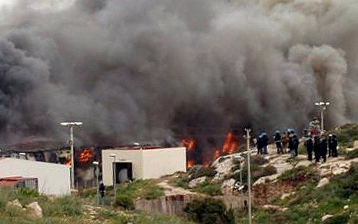 ROME – Illegale immigranten en asielzoekers op het Italiaanse eiland Lampedusa hebben woensdag een deel van hun detentiecentrum in brand gezet. Ze probeerden te ontsnappen, maar dat mislukte en ze reageerden hun woede af op het centrum, meldde de politie.