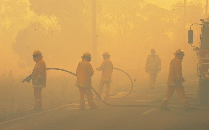 DAYLESFORD – Nieuwe bosbranden zijn maandag in de Australische staat Victoria uitgebroken. Enkele wijken in het oosten van de metropool Melbourne en een toeristisch plaatsje Daylesford, bijna 80 kilometer ten noordwesten van Melbourne, worden door de vuur