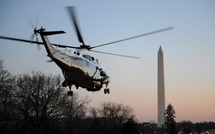 De Marine One, helikopter van Obama, stijgt op bij het Witte Huis. Op de achtergrond het Washington Monument. Foto EPA