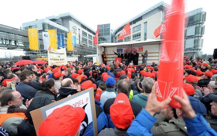 Duizenden werknemers van het Duitse autobedrijf Opel hebben donderdag gedemonstreerd tegen plannen van moederconcern General Motors om Opel–fabrieken te sluiten en banen te schrappen. Foto ANP