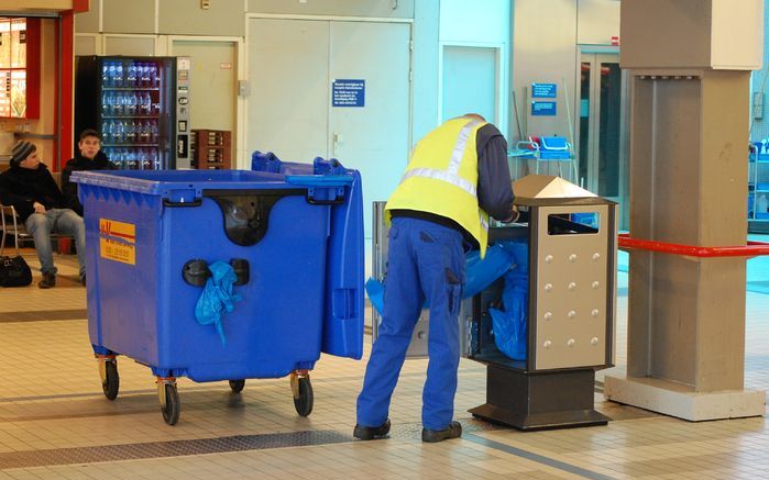 Dagelijks reizen 1,1 miljoen mensen met de trein. De hoeveelheid afval is enorm. Foto Erik Kottier