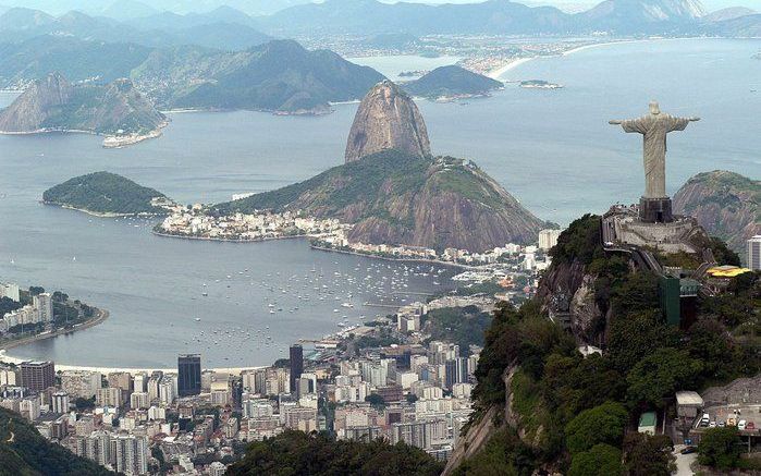 RIO DE JANEIRO – Premier Balkenende sluit zijn driedaagse bezoek aan Brazilië woensdag af. Hij gaat onder meer naar het beroemde Christusbeeld dat zijn armen uitstrekt over Rio de Janeiro. Foto EPA