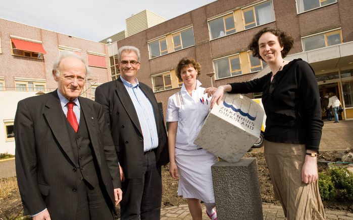 DIRKSLAND – Het Dirkslandse Van Weel-Bethesda Ziekenhuis bestaat maandag 75 jaar. V.l.n.r. oud-kinderarts dr. J. van Loo, voorzitter van de raad van bestuur drs. J. C. Moerland, zorgcoördinator Annelies Noteboom en verpleegkundige Rianne Smal. Foto Wim va