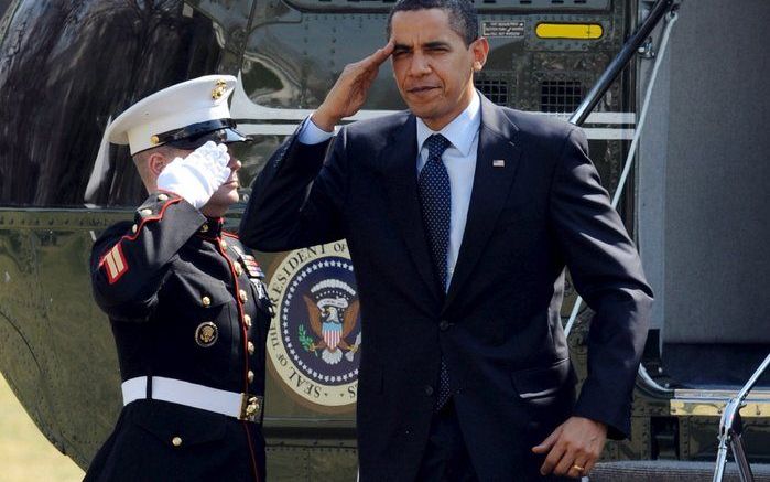 President Barack Obama heeft vrijdag beloofd actie te ondernemen tegen het enorme banenverlies in de Verenigde Staten. Foto: Obama groet de vlag. Foto EPA