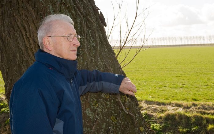 OUDE-TONGE – P. Noordermeer (75) kijkt naar de plek waar hij in 1944 een losgeraakt zweeftoestel zag landen. Foto Wim van Vossen jr.