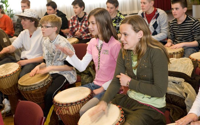 THOLEN – Leerlingen van Calvijn College en het Westerpoort College in Tholen gingen donderdag samen aan de slag om elkaar beter te leren kennen en over en weer begrip te ontwikkelen. Foto Wim van Vossen