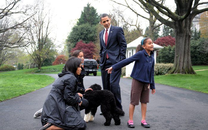 WASHINGTON – De Amerikaanse president Barack Obama en zijn vrouw Michelle hebben in 2008 2,65 miljoen dollar (2 miljoen euro) verdiend. Het meeste geld kwam binnen door de boeken die Obama geschreven heeft. Dat maakte het Witte Huis woensdag bekend. Foto 