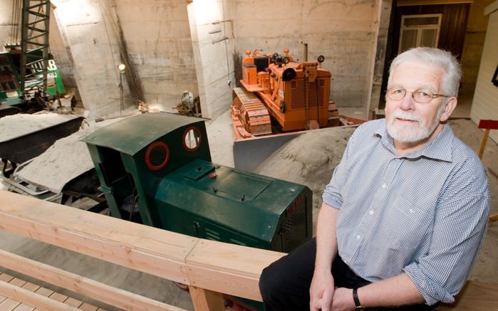 OUWERKERK – Directeur Jaap Schoof in de derde caisson van het Watersnoodmuseum in Ouwerkerk. Op de achtergrond materieel dat werd in­gezet bij de herstelwerkzaamheden na de ramp. Foto Wim van Vossen jr.