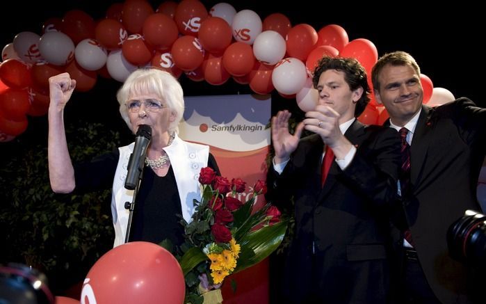 REYKJAVIK - De linkse regeringspartijen op IJsland hebben de zaterdag gehouden parlementsverkiezingen gewonnen. Dat bleek zondag uit de einduitslag van de stembusgang. Premier Johanna Sigurdardóttir (foto) eiste eerder al de verkiezingswinst op. Foto: EPA