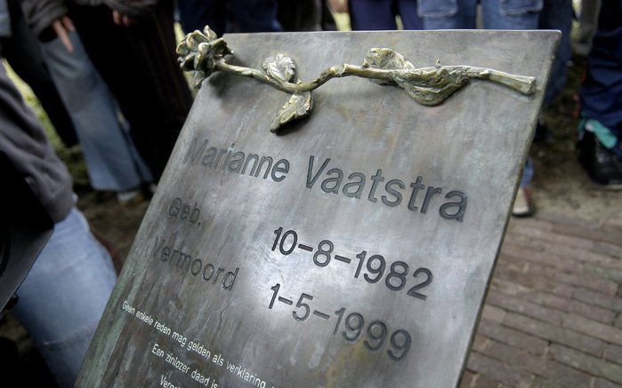 Een monument in Zwaagwesteinde ter nagedachtenis aan de in 1999 vermoorde Marianne Vaatstra. Foto ANP