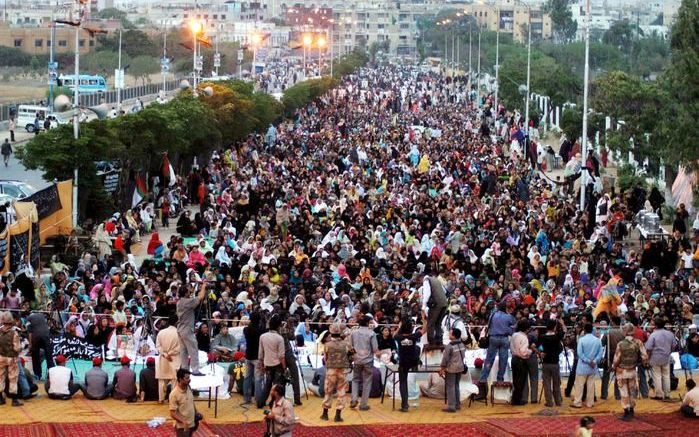 Aanhangers van de grootste partij in Karachi, de Mutahida Qaumi Movement (MQM), betoogden op 5 april tegen de afranseling door talibanstrijders van Chand Bibi, een 17-jarig meisje uit de Swatvallei. Foto EPA