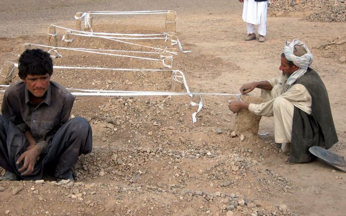 Afghanen treuren bij graven van familieleden na het bombardement van de VS. Foto EPA