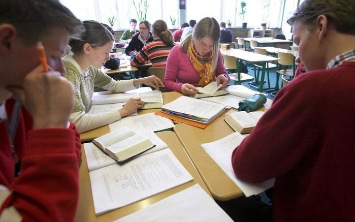 „Een docent moet bij zijn lesvoorbereiding zich niet alleen standaard afvragen wat zijn lesdoelen zijn, maar ook hoe de christelijke identiteit in die concrete les tot uiting komt.” Foto Jaco Klamer