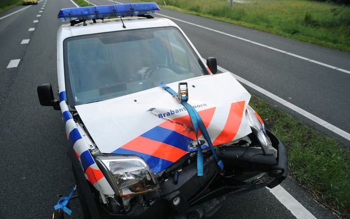 VIANEN – Een zwaar beschadigde politieauto woensdagmorgen op de A27 bij Vianen na een wilde achtervolging van een auto met inbrekers. De wagen werd klemgereden op de afslag naar Vianen. Daarbij is geschoten. De achtervolging begon na een inbraak in Den Bo