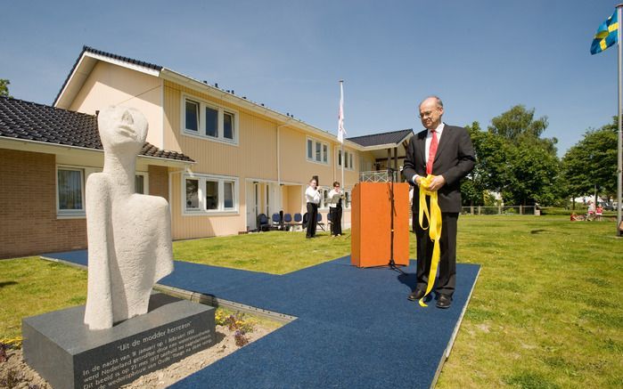 OUDE-TONGE – De Zweedse ambassadeur Magnusson onthulde zaterdag in Oude-Tonge een standbeeld ter nagedachtenis aan de wederopbouw van het dorp na de watersnoodramp in 1953. Het beeld, ”Uit de modder herrezen”, werd in 1957 geplaatst aan de Hilstraat. Door