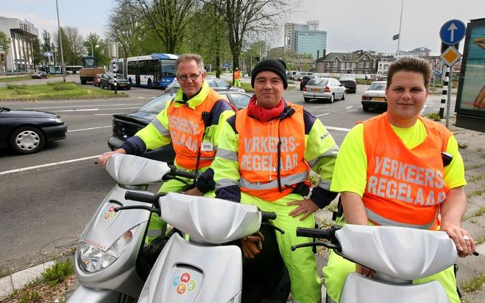 Op het Westplein in Utrecht leiden drie scooterrijders het verkeer in goede banen. V.l.n.r.: Vincent de Leeuw, Jacob Schoormans en Robert Bril. Foto RD, Anton Dommerholt