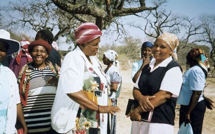 Enige vrouwen van de kerk te Ingwenya (Zimbabwe), een van de plaatsen waar James Fraser zijn pionierswerk verrichtte. Op de voorgrond de vrouw van P. Moyo, ouderling van de kerk; en het hoofd van de school, die Masimanga heet. Foto Mbuma Zending