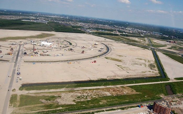 ALMERE – Voor de zelfbouwwijk het Homeruskwartier in Almere is grote belangstelling. Een derde van de droomhuiskavels is inmiddels gereserveerd. Kopers stonden urenlang in de rij om een kavel te bemachtigen. Foto gemeente Almere