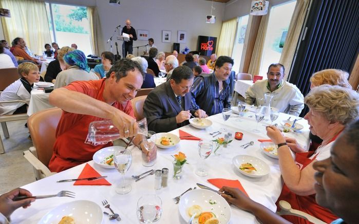 Witte tafellakens en rode servetten moeten de gasten van het buurtrestaurant het gevoel geven dat ze een avondje uit zijn. Foto Erik Kottier