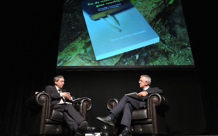 AMERSFOORT – Het combineren van het „evolutiegeloof” met het christen-zijn garandeert een rustige studie, vindt J. F. A. Demoed. Foto: een RD-debat over de schepping. Foto Erik Kottier