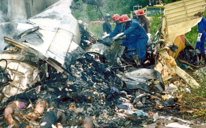 ZANDERIJ - Wrakstukken van de verongelukte DC-8 van vliegtuigmaatschappij SLM bij de Zanderij (Suriname). Foto ANP