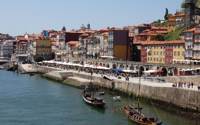 Ribeira, de genoeglijk rommelige wijk op de noordkade. Het is het laagste deel van een schilderachtig decor dat opklimt tot voorbij de Sé, de kathedraal van Porto. Foto’s RD