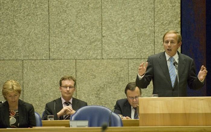 DEN HAAG – SGP-Kamerlid Van der Staaij (r.) verdedigde woensdag tegenover de Kamer en minister Ter Horst van Binnenlandse Zaken (l.) zijn initiatiefwet waarmee hij een hogere drempel wil opwerpen voor goedkeuring van Europese verdragen. SGP-fractiemedewer