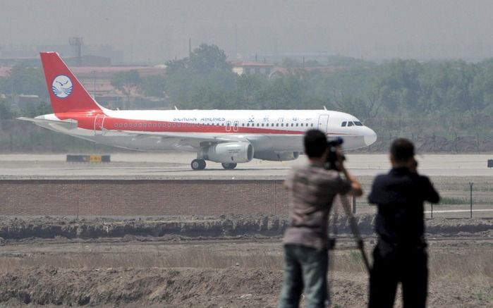 TIANJIN - Eerste in China gebouwde A320-toestel tijdens een testvlucht in mei. Foto EPA