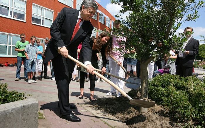 Enkele leerlingen van het Ichthus college in Veenendaal en de ambassadeur van Israel planten een olijfboom. Foto RD, Anton Dommerholt.