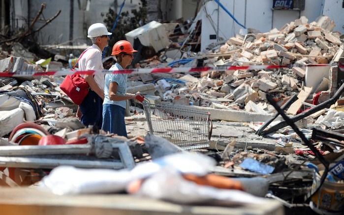 Inwoners van Viareggio zoeken naar eigendommen. Foto EPA