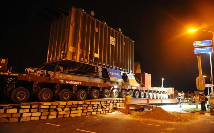 NAALDWIJK (ANP) – Drie loodzware transformatoren zijn zondag na een drie dagen durend transport van Hoek van Holland via ’s-Gravenzande, Monster, Poeldijk en Naaldwijk bij Westerlee aangekomen. Foto: ANP